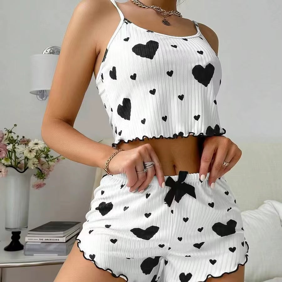 Pijama de short con tirantes y corazones negros