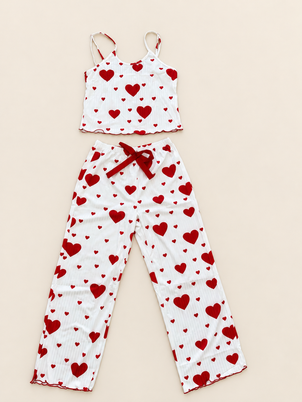 Pijama de dos piezas con pantalón largo y corazones rojos