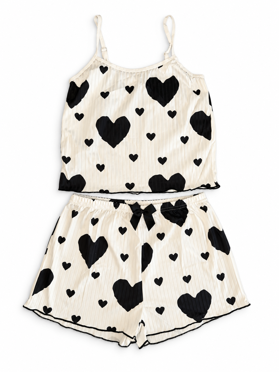 Pijama de short con tirantes y corazones negros